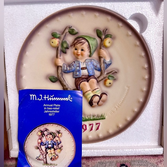 Hummel 1977 Annual Hummel Porcelain Plate, Apple Tree Boy - Picture 2 of 7